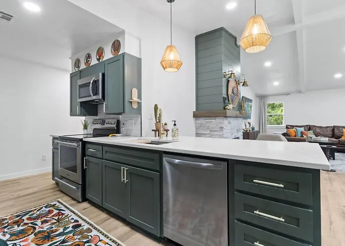 Casa Verde, Updated Home With 3 Beds, 1.5 Baths, Sleeps 6