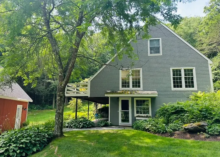 Beautiful House In The Woods, Huge Yard, Hot Tub
