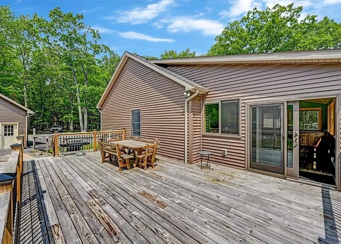 Tree Haven- Fenced Yard, Hot Tub, Fire Pit
