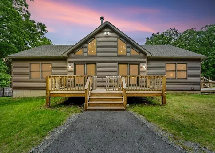Tree Haven- Fenced Yard, Hot Tub, Fire Pit