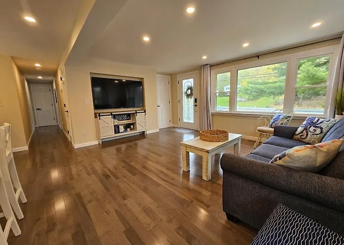 Stay A While In Niantic, Comfort By The Coast