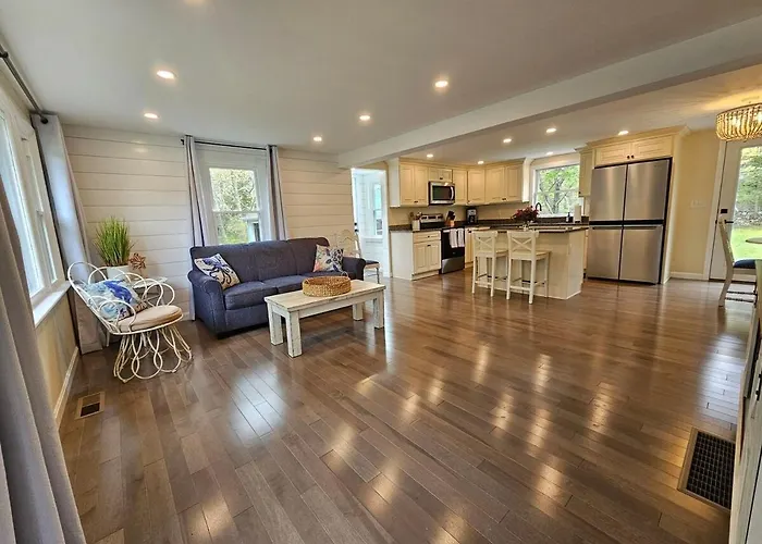 Stay A While In Niantic, Comfort By The Coast