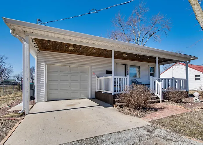 Mins To Local Attractions: Pet Friendly W/ Yard!