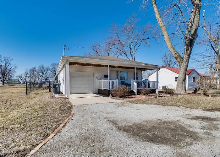 Mins To Local Attractions: Pet Friendly W/ Yard!