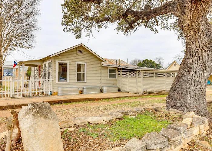 Walk To Main Street: Cottage W/ Deck In Bandera!