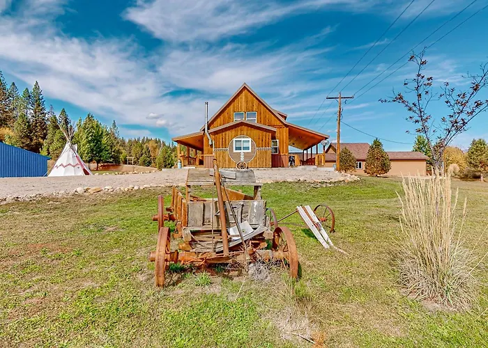 Rustic Cabin W/ Decks & Hot Tub In Garden Valley!