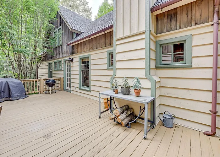 Peaceful Vacation Rental W/ Deck: 5 Mi To Cashiers