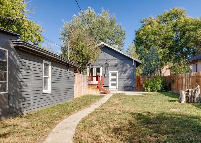 Near Downtown: Spacious Casper Getaway W/ Deck