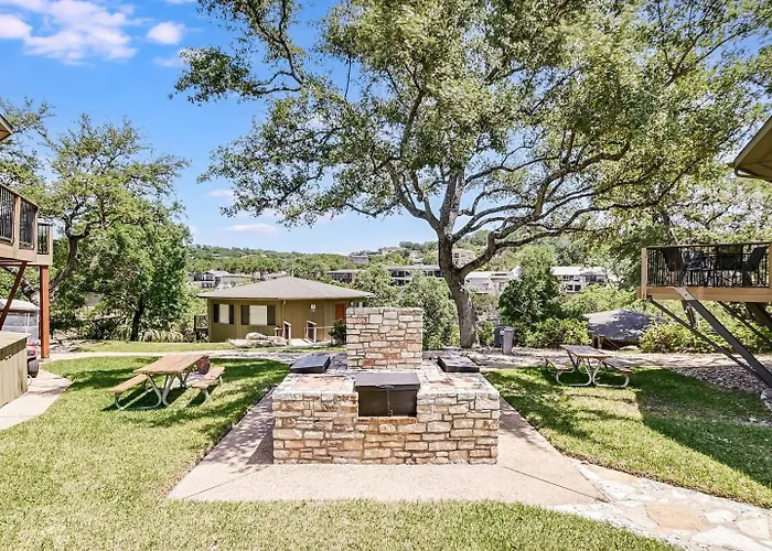 Romantic Treehouse Escape On Lake Travis, Hot Tub No 11 Engelman'S Daisy