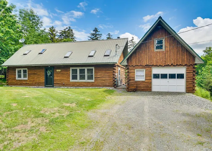 Woodsy Beaver Cove Cabin W/ Deck & Fire Pit!