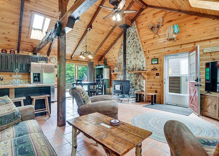 Woodsy Beaver Cove Cabin W/ Deck & Fire Pit!