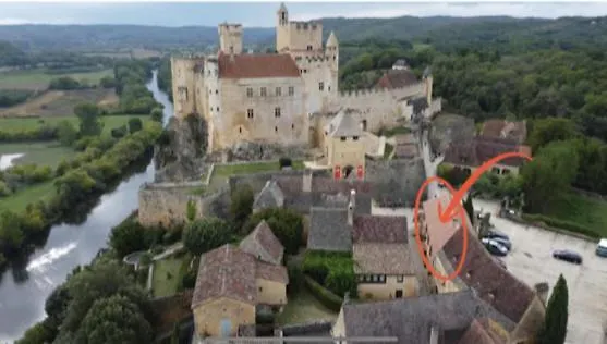 La Croquante Face Au Chateau