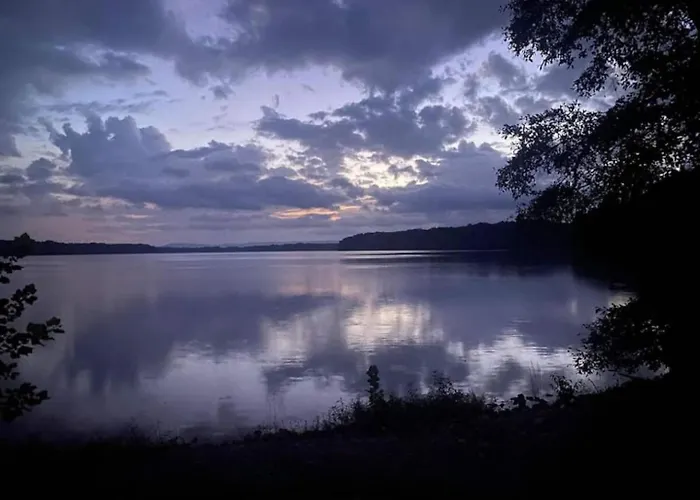 Charming Retreat 5 Min To Tims Ford Lake Sleeps 8