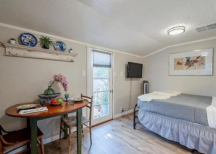 Cute Peaceful Tiny House Getaway W Backyard