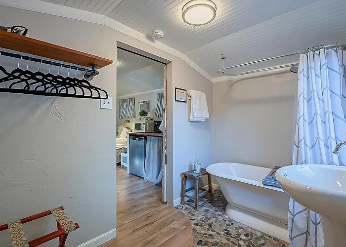 Cute Peaceful Tiny House Getaway W Backyard