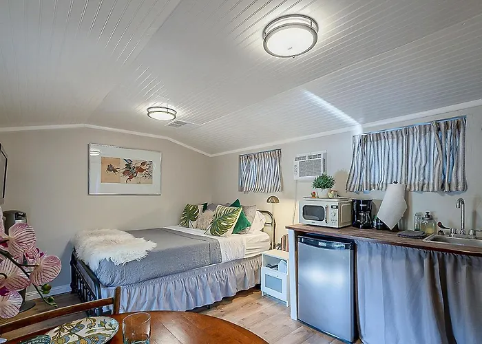 Cute Peaceful Tiny House Getaway W Backyard