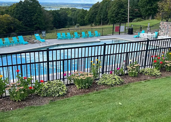 Spacious Condo With Pool Pass!