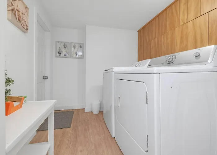 Quaint 1 Bedroom Lower Suite In Victoria, Bc