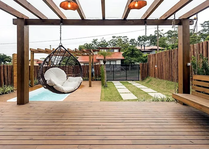 Casa com Banheira, Piscina e Quadra de Areia