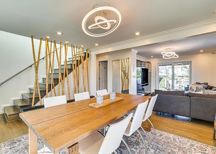 Near Yale & Winter Fun: New Haven Home W/ Hot Tub!