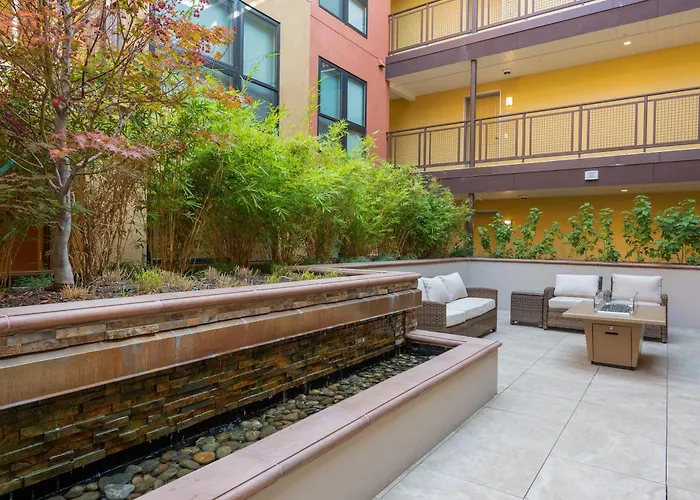 Elevator-King Bed-Walk Downtown-Free Garage Parking-Laundry