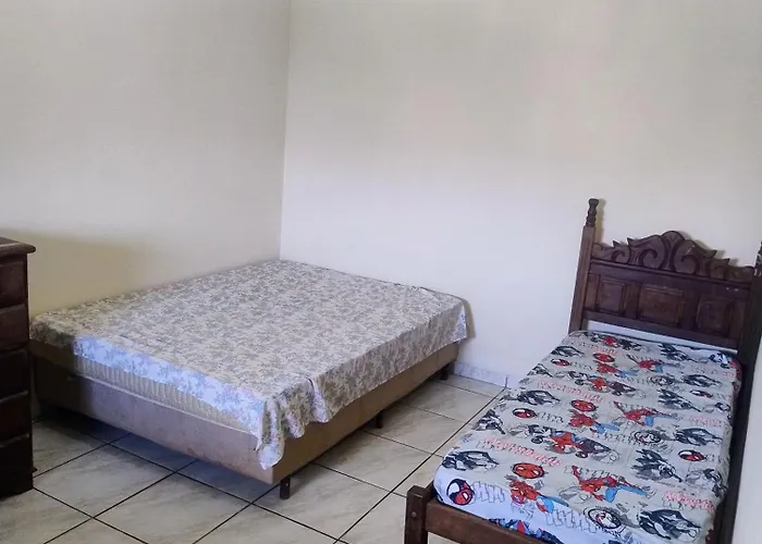 alugo quarto com 1 cama casal e 2 solteiro