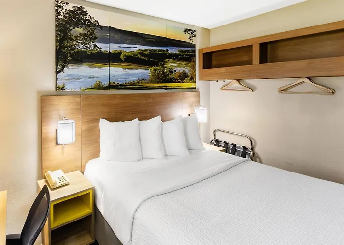 Days Inn By Wyndham Winona