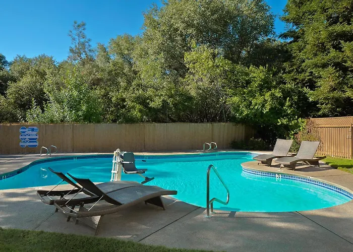 Lake Natoma Inn