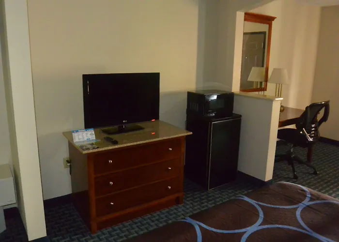 Days Inn By Wyndham Clarksville North Exit 4