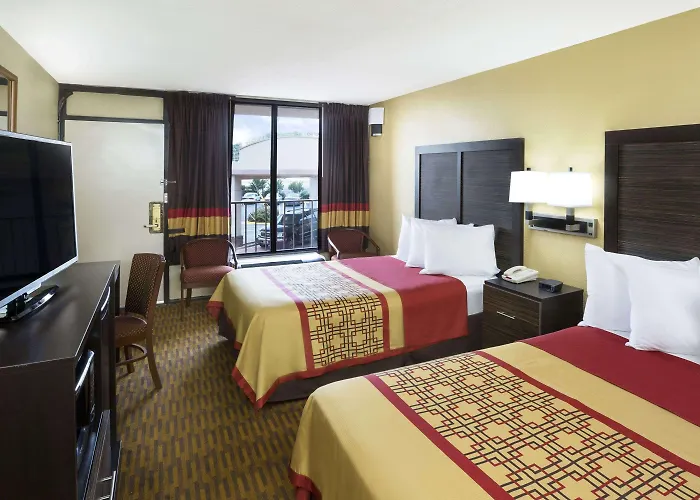 Days Inn By Wyndham Columbus-North Fort Moore