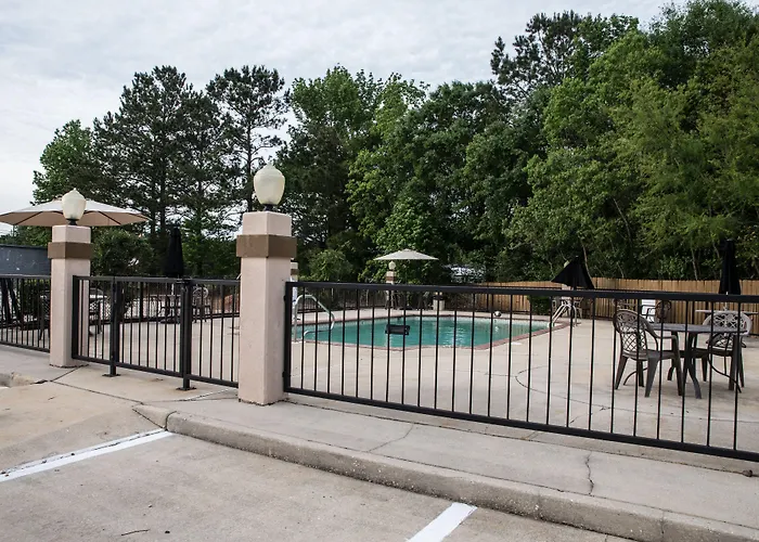 Mockingbird Inn & Suites