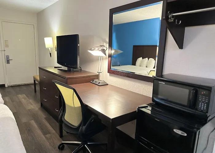 American Inn & Suites Bishop Airport Flint