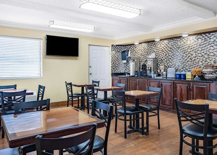 Days Inn By Wyndham Macon I-475
