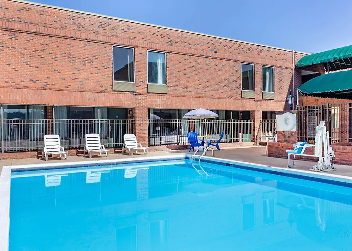 Days Inn & Suites By Wyndham Rocky Mount Golden East