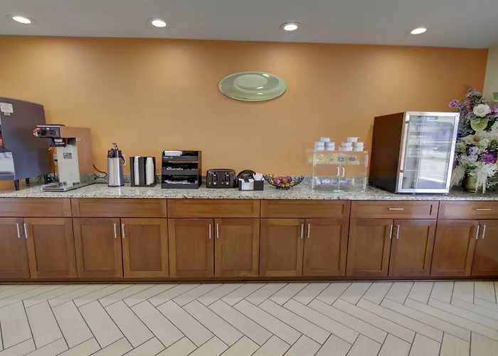 Econo Lodge At Military Circle