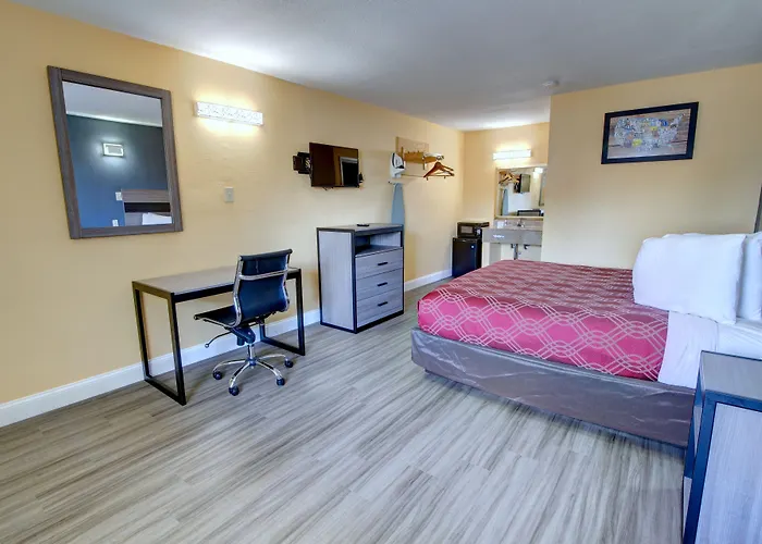 Econo Lodge At Military Circle