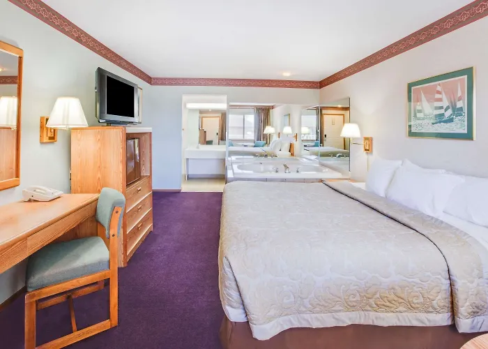 Super 8 Beachfront By Wyndham Mackinaw City, Mi
