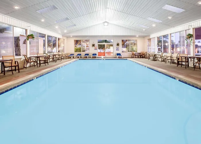 Super 8 Beachfront By Wyndham Mackinaw City, Mi