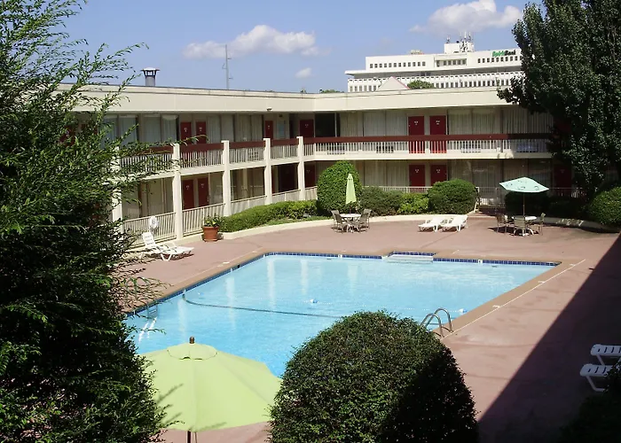 Trade Winds Central Inn