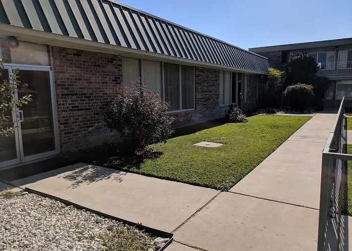 Days Inn By Wyndham Seguin Tx