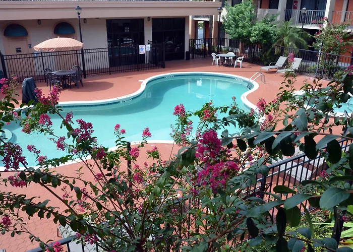 Days Inn & Suites By Wyndham Orlando Airport