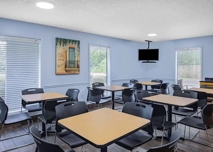 Days Inn By Wyndham Pensacola I-10