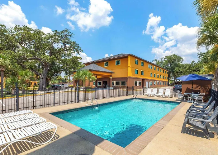Days Inn By Wyndham Biloxi Beach