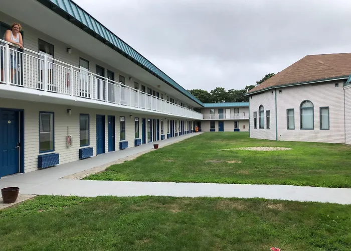 Whalers Inn And Suites
