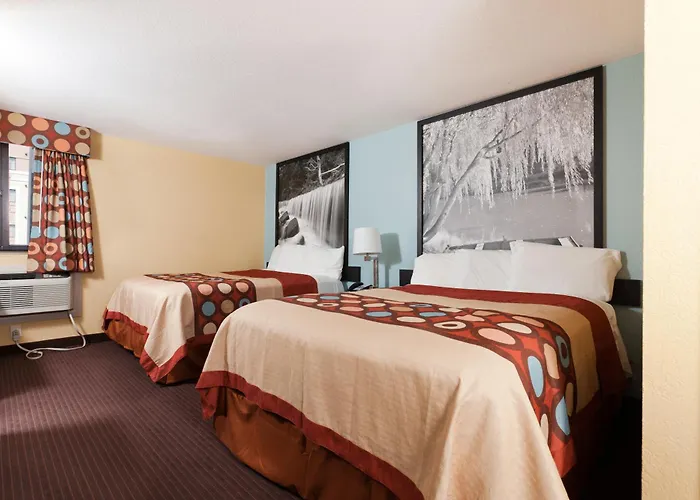 Super 8 By Wyndham Wichita Airport West Kellogg
