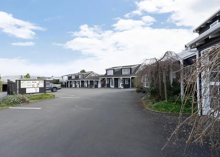 Cottage Mews Motel