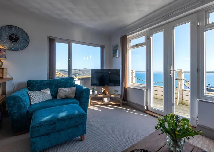 1 Bed Flat - Sleeps 2 - Pets - Balcony - Parking