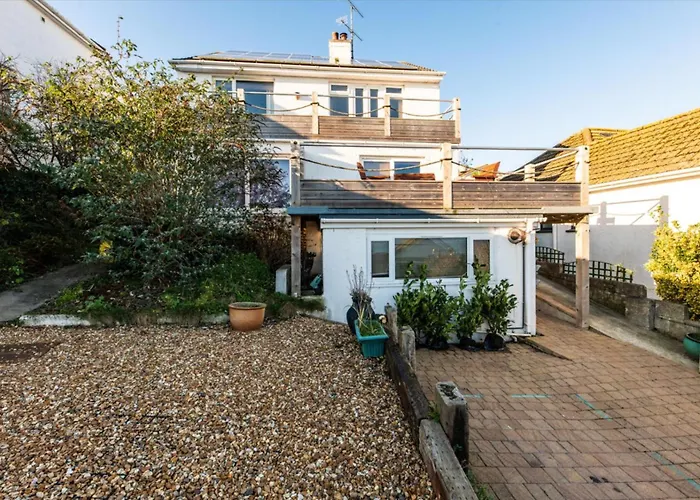 1 Bed Flat - Sleeps 2 - Pets - Balcony - Parking