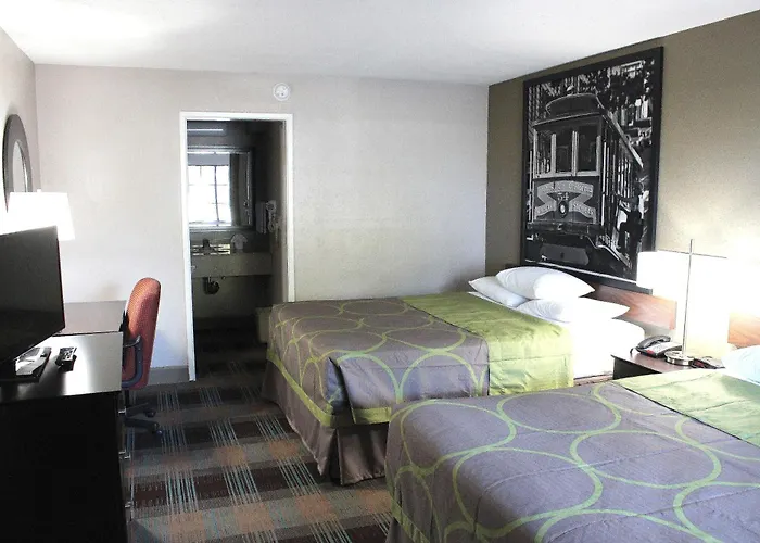 Super 8 By Wyndham Salinas