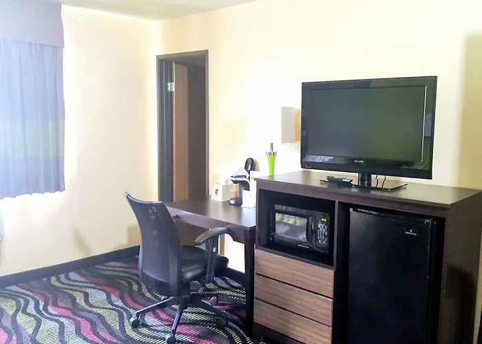 Super 8 By Wyndham Richmond/Broad Street